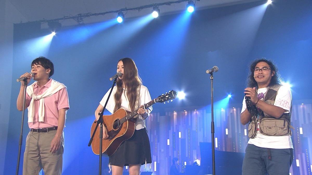 ロッチと片平里菜によるコラボパフォーマンスの様子。 (c)NHK