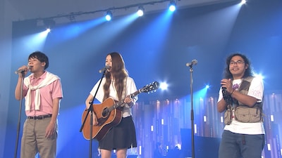 ロッチと片平里菜によるコラボパフォーマンスの様子。 (c)NHK