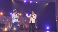 ナオト・インティライミ（左）と堀内孝雄（右）。 (c)NHK