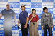 （左から）ドゥエイン・ジョンソンの等身大パネルとTKO木下、菊地亜美、ますだおかだ岡田。