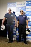 （左から）ドゥエイン・ジョンソンの等身大パネルとTKO木下。