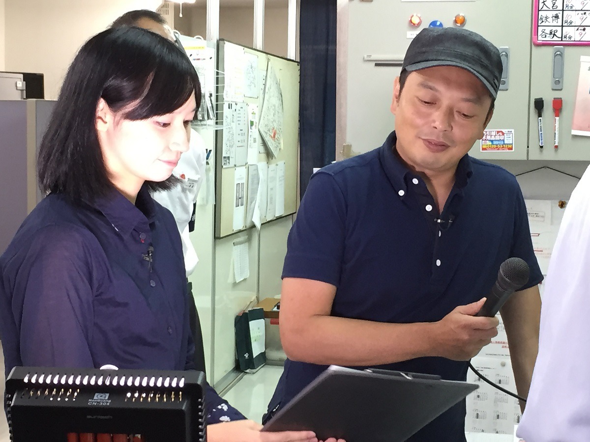 「中川家礼二の鉄活」収録中の鈴川絢子（左）と中川家・礼二（右）。 (c)よしもとクリエイティブ・エージェンシー