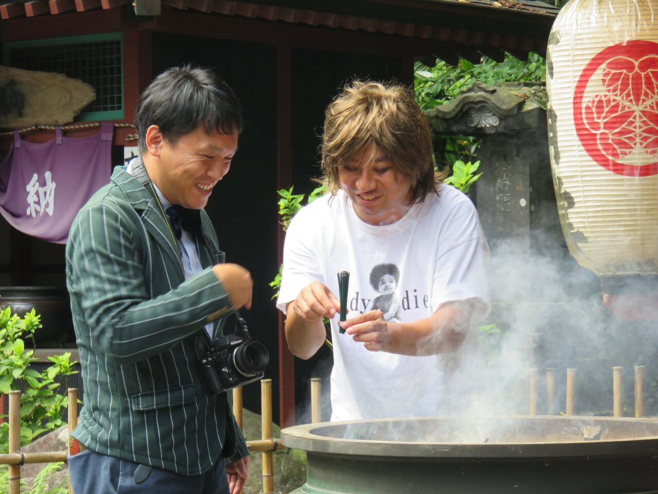 六角堂を訪れたCOWCOW善しとレイザーラモンRG（左から）。