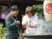 六角堂を訪れたCOWCOW善しとレイザーラモンRG（左から）。