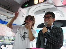 蜷川実花に扮したRGとCOWCOW善し（左から）。