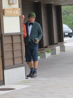 「伝染るんです。」のかわうそ君に扮するRGと「北の国から」の黒板五郎に扮する善し（左から）。