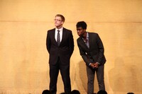 ライブのCEOを務める厚切りジェイソンと通訳に扮した超新塾のアイク・B・ヌワラ（左から）。