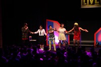 クマムシ佐藤とマドモアゼル平山のユニット・さとひらによるステージ。