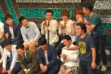 月収の発表を迫られるジャングルポケット斉藤（右下）。