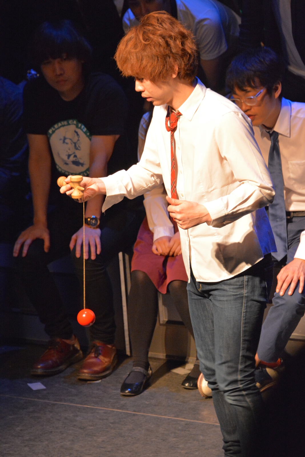 けん玉を披露する御茶ノ水男子しいはしジャスタウェイ。