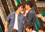 高収入が噂されるラフレクラン西村（右）に迫るブロードキャスト房野。