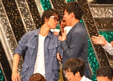 高収入が噂されるラフレクラン西村（右）に迫るブロードキャスト房野。