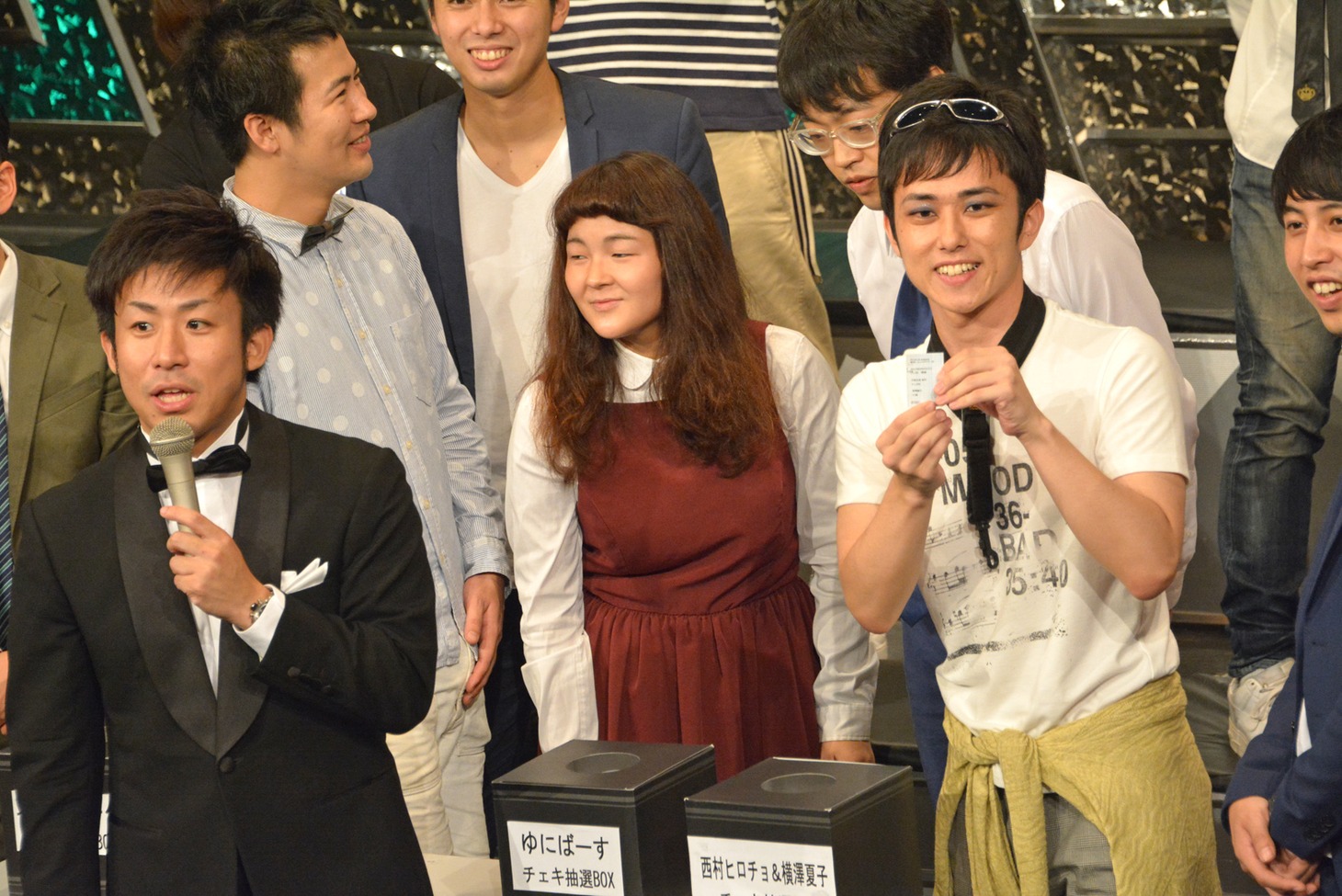 公開収録後に行われたプレゼント抽選会の様子。