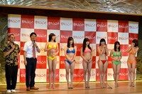 「日テレジェニック2015」お披露目会見に出席した千鳥（左端）と、日テレジェニック2015の6名。