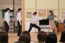 ジェラードンのネタを真似してみるゲストの桐谷美玲。(c)日本テレビ