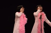 漫才を披露する阿佐ヶ谷姉妹。