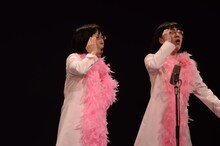 漫才を披露する阿佐ヶ谷姉妹。