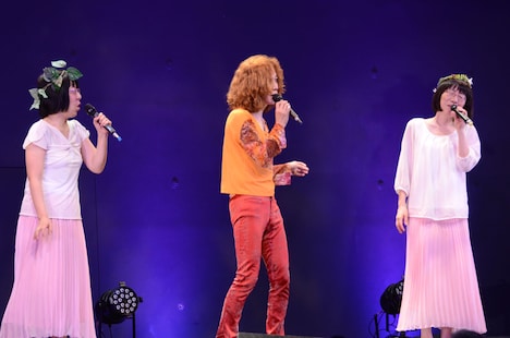 左から、美穂、タブレット純、江里子。