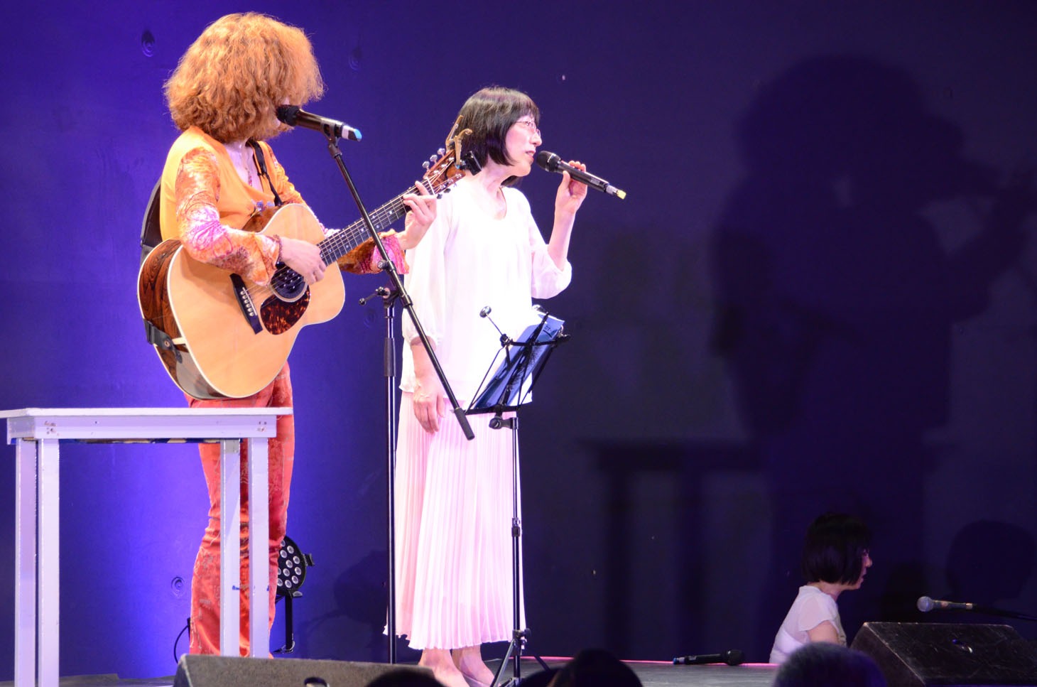 ギターをタブレット純、ピアノを美穂が演奏し、「DOWN TOWN」を歌唱。