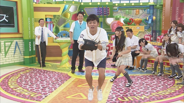 ますだおかだ岡田（中央）の尻をバットで打とうとする白間美瑠（右）。(c)関西テレビ