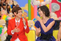 司会の足立梨花と久本雅美。(c)NHK