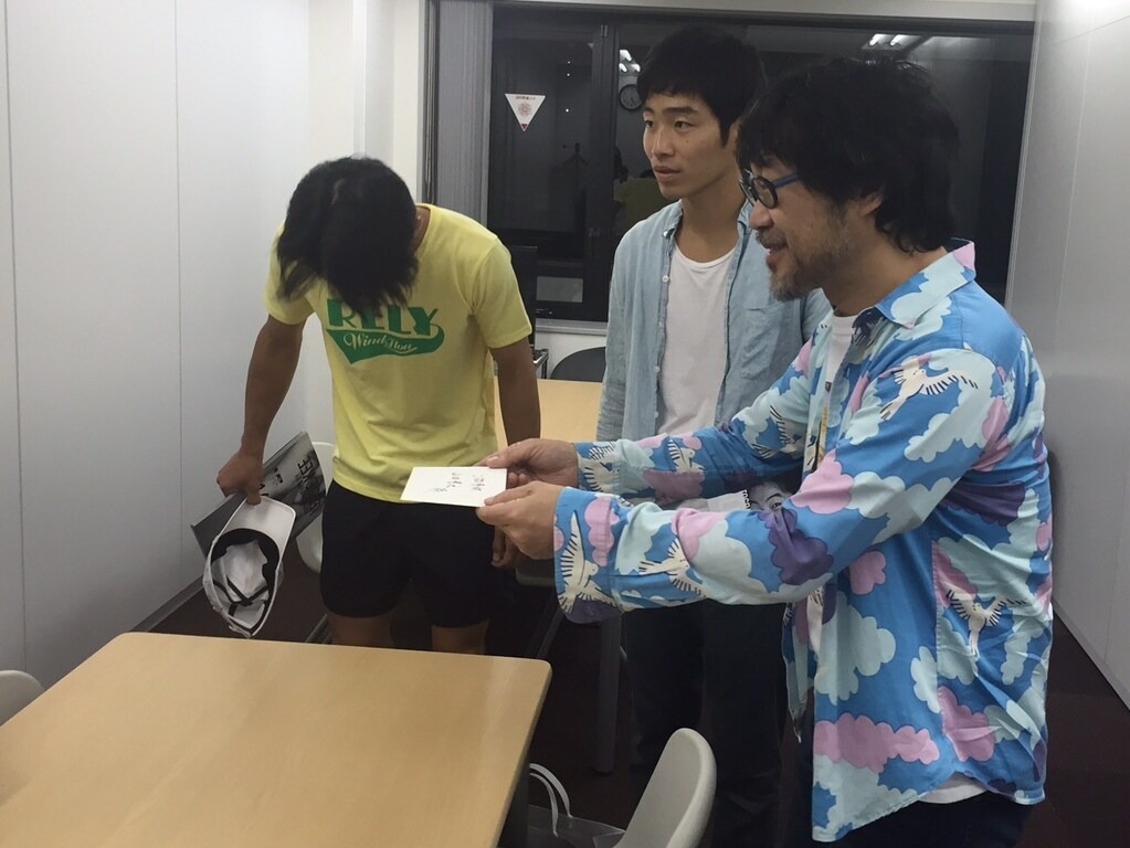 ジャルジャルがライブ招待状を山田孝之らに手渡し、ロケVTRをニコ生配信