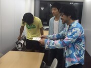 「開放！ジャルジャル・倉本美津留のコント会議」ロケの様子。左からジャルジャル福徳、ジャルジャル後藤、倉本美津留。