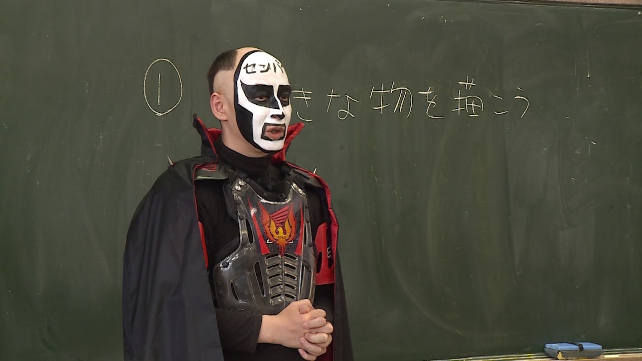 「課外授業 ようこそ先輩～センセイの頭の中～」に出演する鉄拳。(c)NHK
