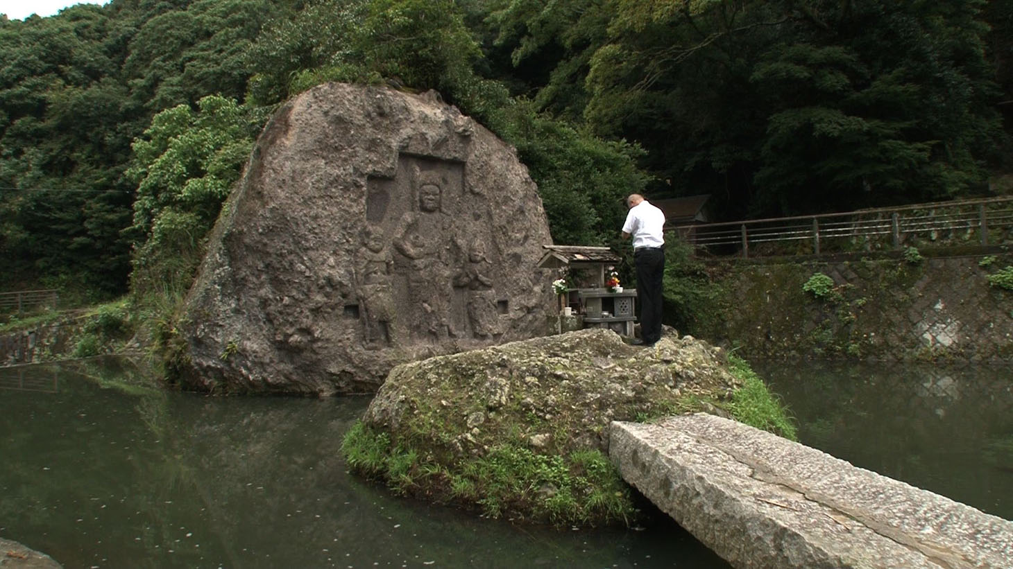 大分県で“石伝説”を調査したあばれる君。(c)テレビ東京