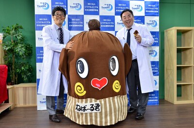 「ドランクドラゴンのバカ売れ研究所！」に出演する、ドランクドラゴンとねば～る君。(c)BS12ch TwellV