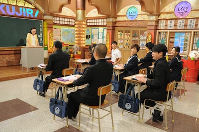 「しくじり先生 俺みたいになるな!! 3時間スペシャル」辺見マリの授業の様子。(c)テレビ朝日