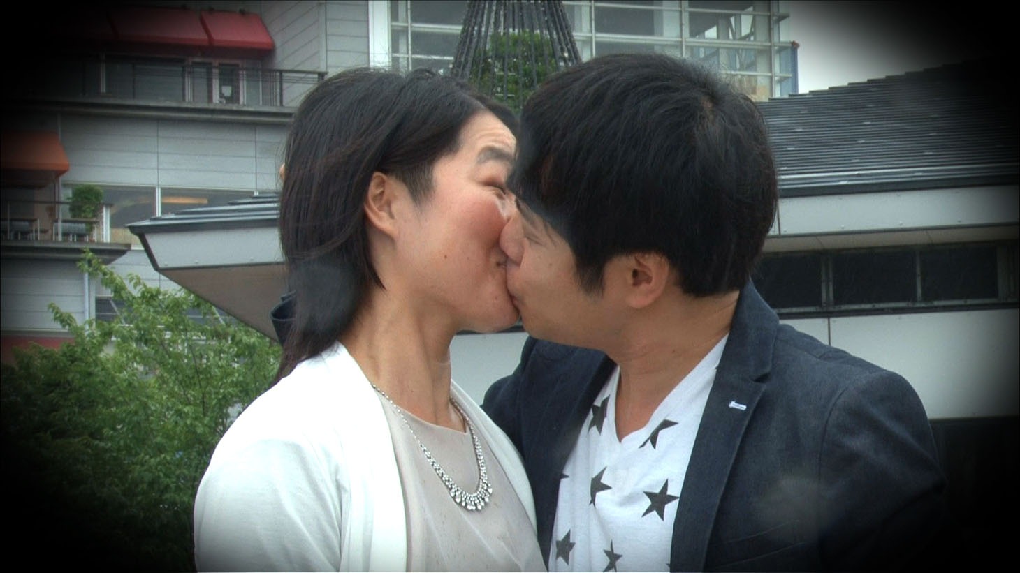 キスするイモトアヤコとNON STYLE井上。(c)日本テレビ