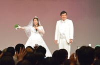 ブロッコリーのブーケトスを行う鬼奴（左）。