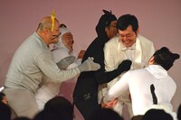 猫に扮したキュートンメンバーに囲まれる佐藤（右中央）。