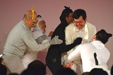 猫に扮したキュートンメンバーに囲まれる佐藤（右中央）。