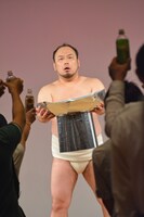 乾杯の音頭をとるアホマイルド坂本。