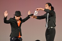 チャド・マレーンのティ・カトウとグランジ五明（左から）。