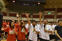 「よしもと大運動会」選手宣誓を行う赤組主将のハイヒールと、白組主将のトミーズ（左手前から）。(c)関西テレビ