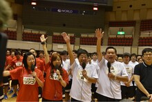 「よしもと大運動会」選手宣誓を行う赤組主将のハイヒールと、白組主将のトミーズ（左手前から）。(c)関西テレビ