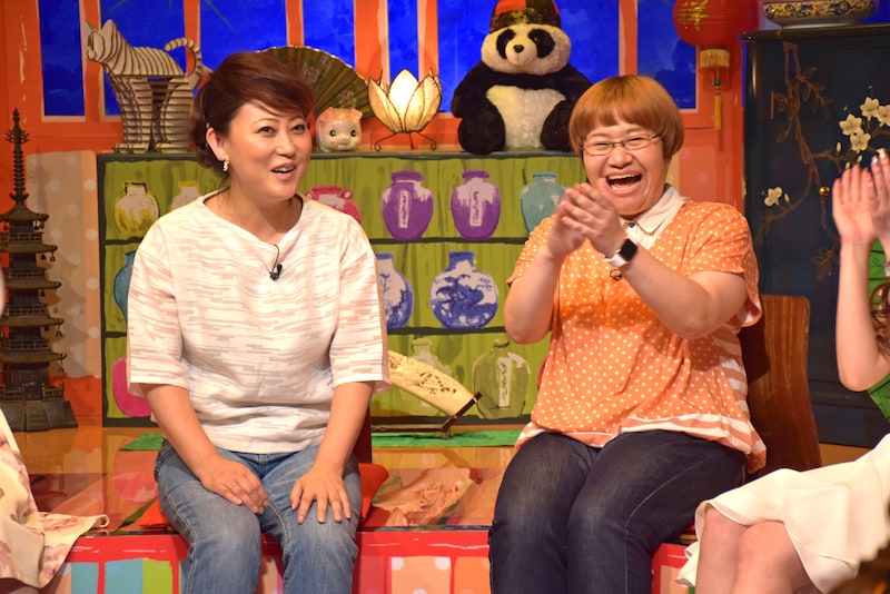 「カラットアゲアゲ」MCの友近、ゲストのハリセンボン春菜（左から）。(c)読売テレビ