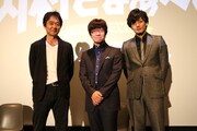 映画「内村さまぁ～ず THE MOVIE エンジェル」の舞台挨拶に登壇した内村光良（中央）と久保田悠来（右）、工藤浩之監督（左）。(c)2015「内村さまぁ～ず THE MOVIE エンジェル」製作委員会