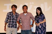 さまぁ～ずと藤原令子（右）。(c)2015「内村さまぁ～ず THE MOVIE エンジェル」製作委員会