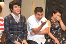 少し古いモノマネを披露するとにかく明るい安村（中央）。