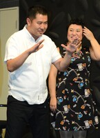 「着てます」ポーズを繰り出す安村（左）。