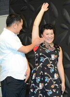 脇を見せてアピールするバービー（右）。