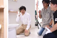 撮影中のバカリズム。