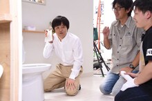 撮影中のバカリズム。