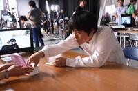 撮影中のバカリズム。