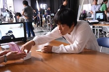 撮影中のバカリズム。