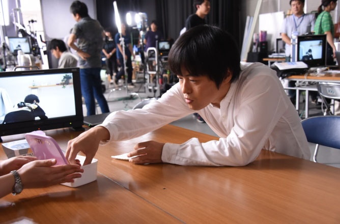 撮影中のバカリズム。